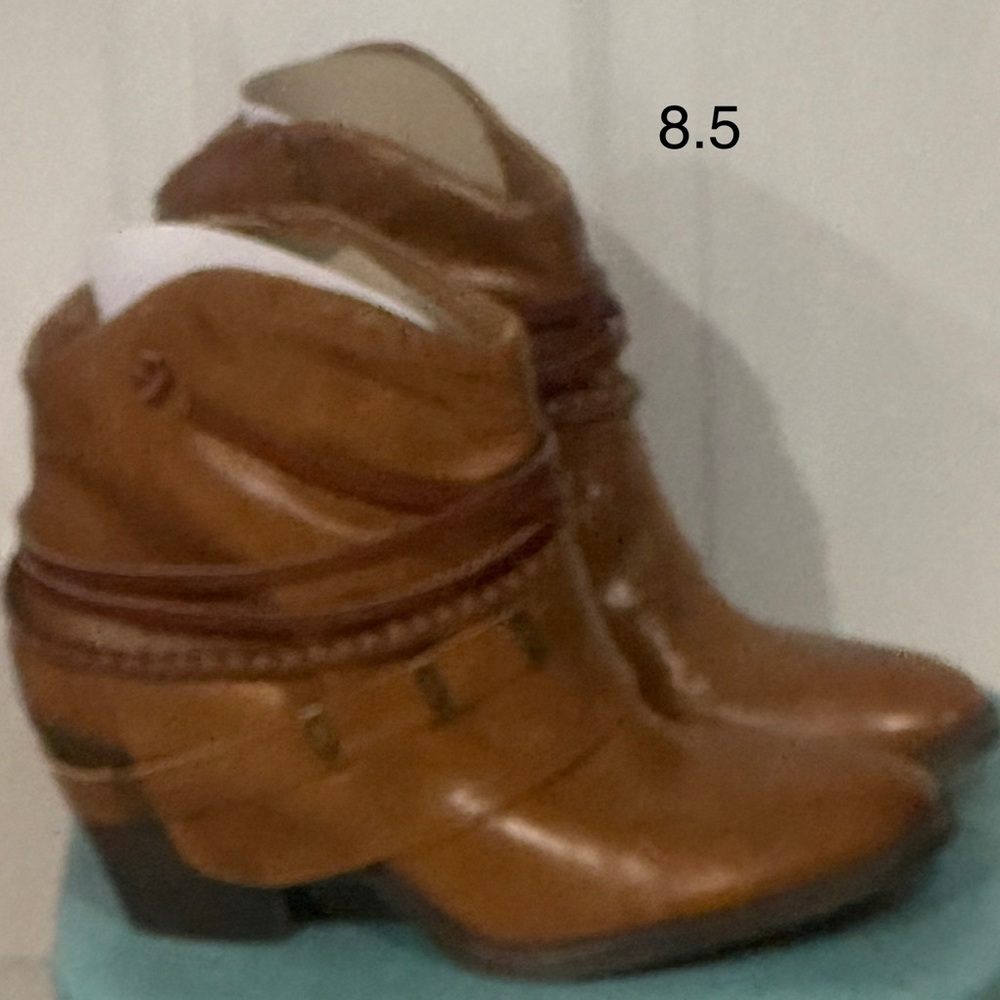 SO Brown Ankle Boots with Western Style and Stacked Heel